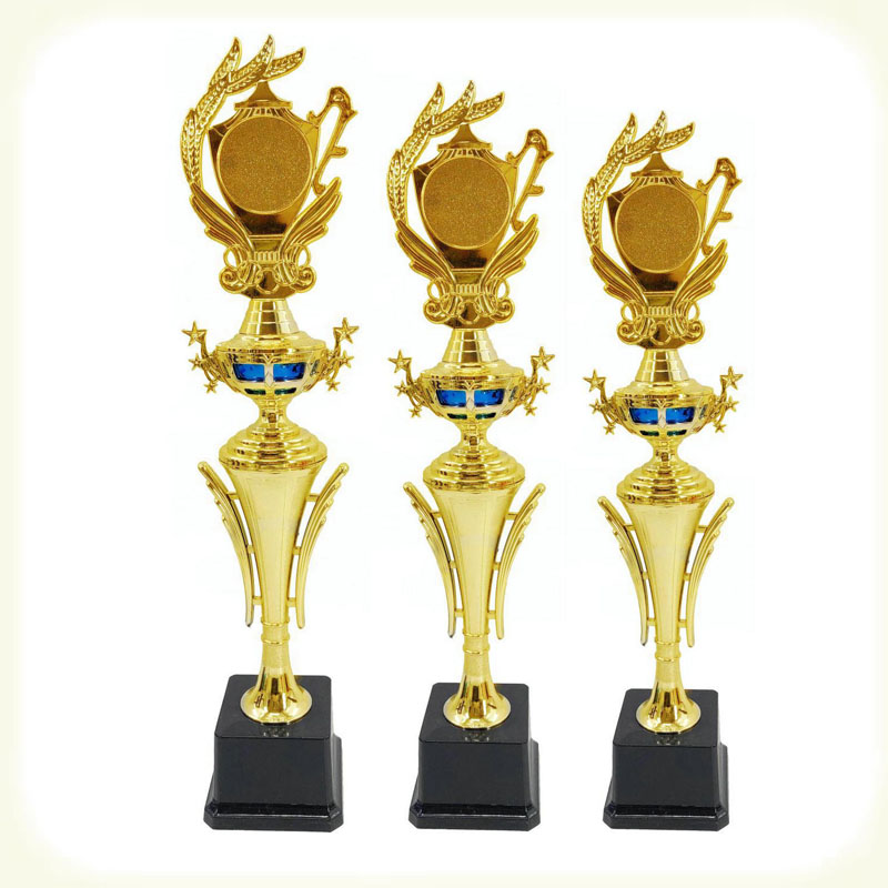 Formowanie części trofeów z tworzyw sztucznych